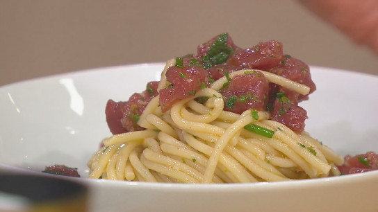 Spaghetti freddi con tonno rosso marinato e menta