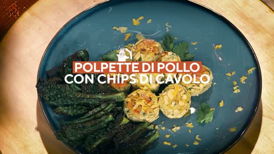 Polpette di pollo con chips di cavolo